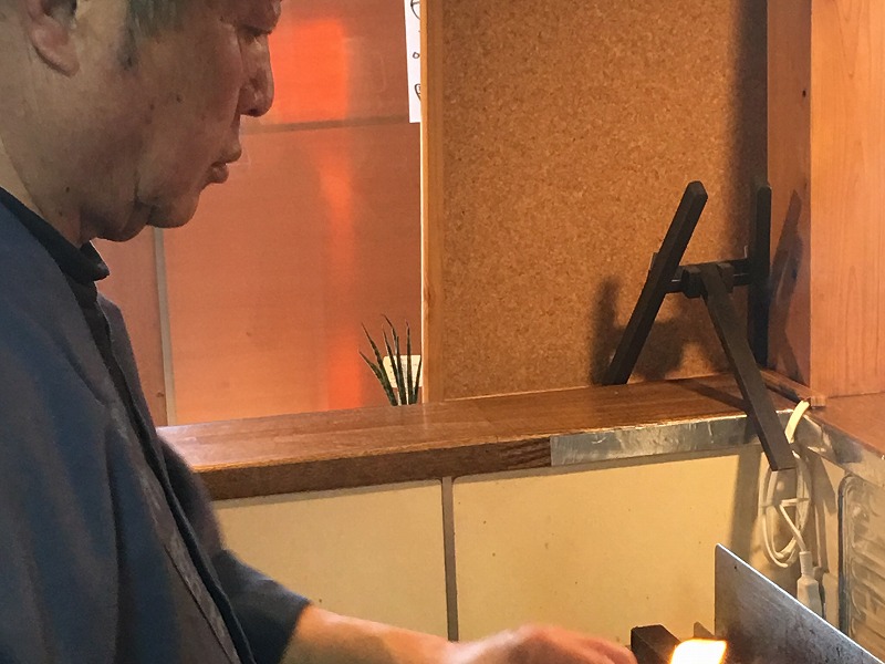 親もも焼いてる写真